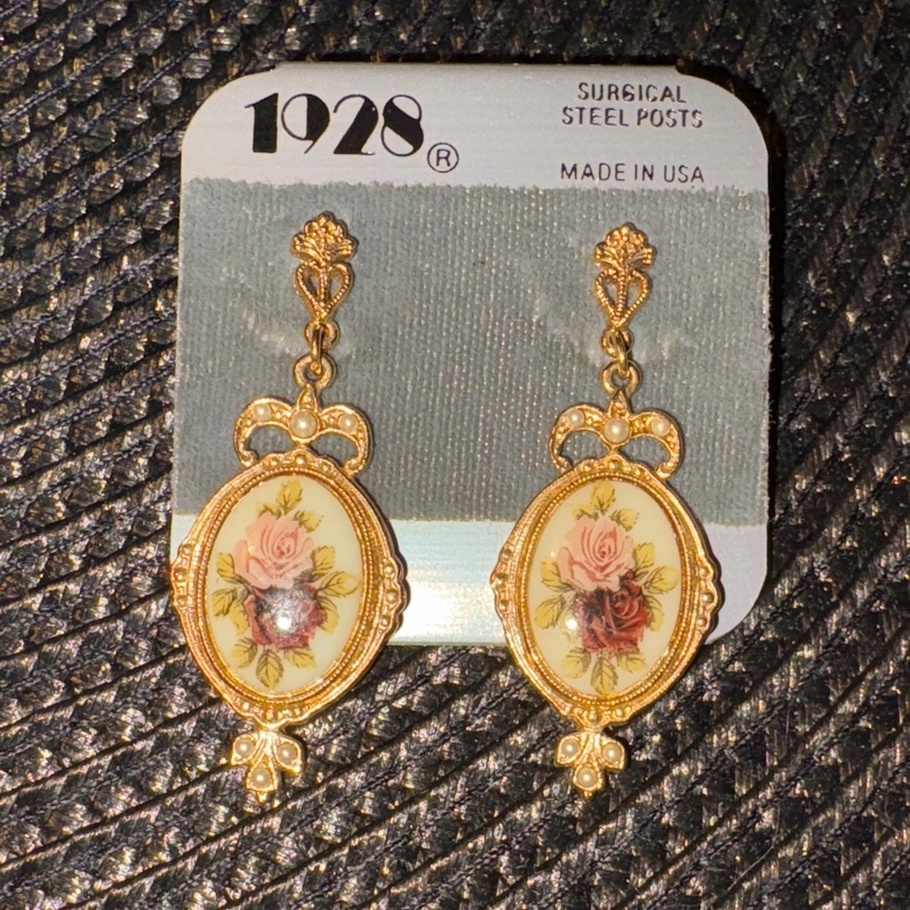 0128) 1928 Gold and Cream Vintage Floral Earrings